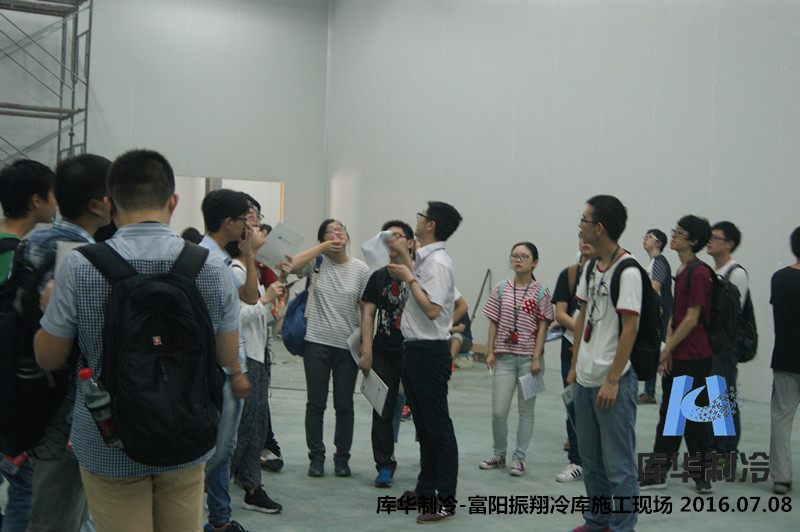 資深冷庫(kù)設(shè)計(jì)師王工帶領(lǐng)浙大師生參觀(guān)低溫庫(kù)