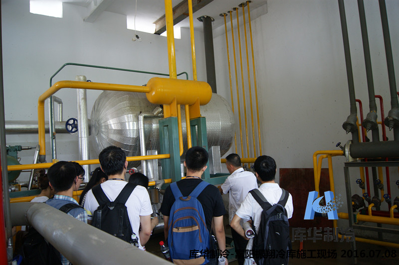 資深冷庫(kù)建造師魏工帶領(lǐng)浙大師生參觀(guān)冷庫(kù)機(jī)房
